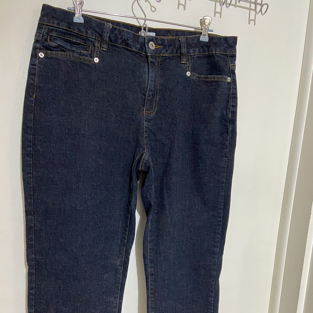 Liz & Co dark wash women’s jean capri’s size 12.